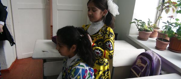 Школьницы Таджикистана в атласе Школьницы Таджикистана в атласе - Sputnik Ўзбекистон