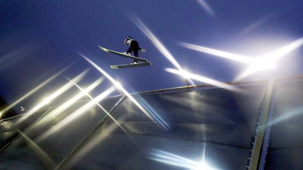 Спортсмен на чемпионате мира по прыжкам с трамплина - Sputnik Узбекистан