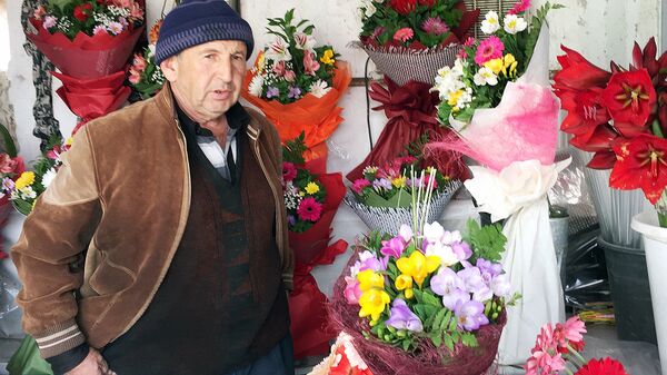 Мужчина на цветочном рынке - Sputnik Узбекистан