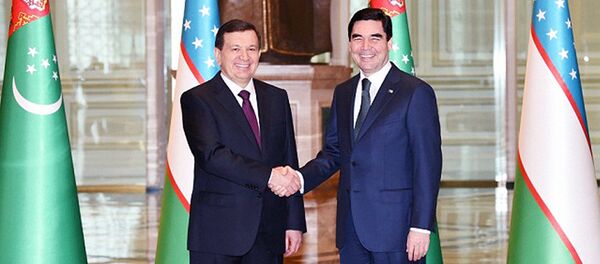 Президент Республики Узбекистан Шавкат Мирзиёев и президент Туркменистана Гурбангулы Бердымухамедов Президент Республики Узбекистан Шавкат Мирзиёев и президент Туркменистана Гурбангулы Бердымухамедов - Sputnik Ўзбекистон