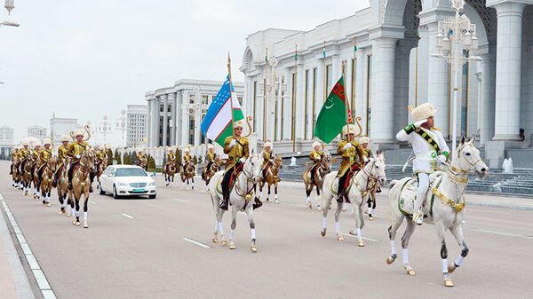 Президенты Гурбангулы Бердымухамедов и Шавкат Мирзиёев на автомобиле в сопровождении почетного конного эскорта - Sputnik Узбекистан