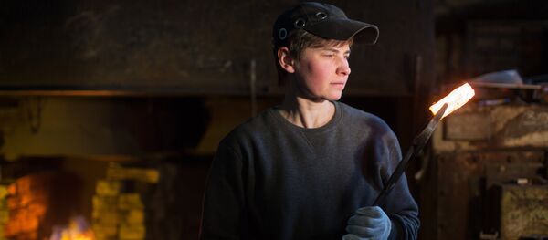 Неженская профессия. Кузнец Наталья Забелина - Sputnik Узбекистан