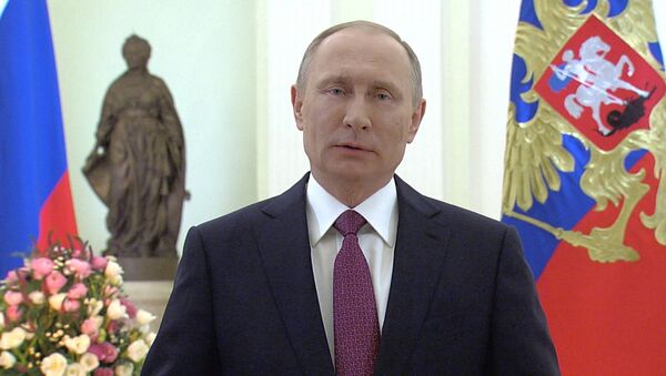 Владимир Путин поздравил российских женщин с 8 марта - Sputnik Узбекистан