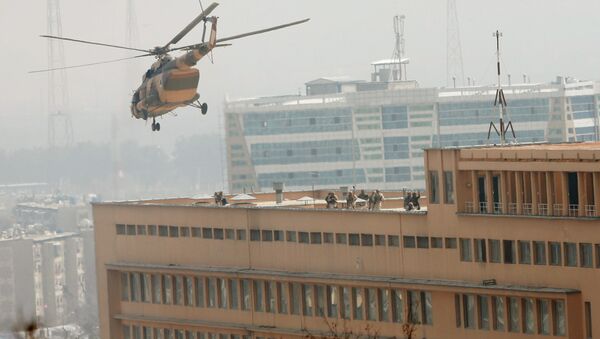 Военный вертолет над госпиталем в Кабуле, который атаковали террористы - Sputnik Узбекистан