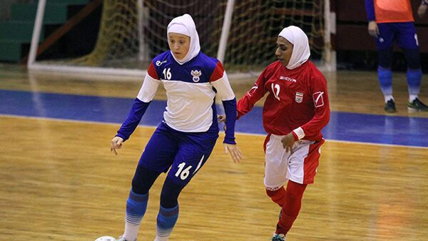 Спортсменки в хиджабах во время матча по мини-футболу - Sputnik Узбекистан