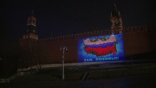 Поздравление с 8 Марта на стене Кремля - Sputnik Узбекистан