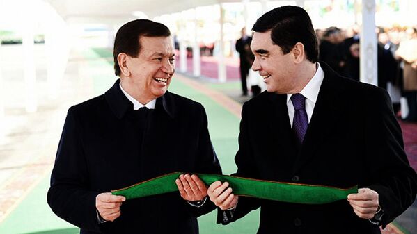 Shavkat Mirziyoyev Turkmaniston prezidenti Gurbanguli Berdimuhamedov bilan uchrashdi. 19-may. - Sputnik O‘zbekiston