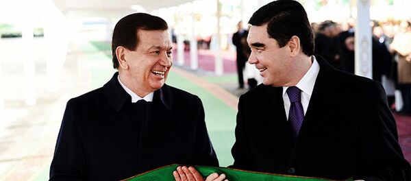 Ўзбекистон президенти Шавкат Мирзиёев(чапда) ва Туркманистон президенти Гурбангули Бердимуҳаммедов Ўзбекистон президенти Шавкат Мирзиёев(чапда) ва Туркманистон президенти Гурбангули Бердимуҳаммедов - Sputnik Ўзбекистон