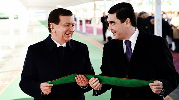 O‘zbekiston prezidenti Shavkat Mirziyoyev(chapda) va Turkmaniston prezidenti Gurbanguli Berdimuhammedov - Sputnik O‘zbekiston