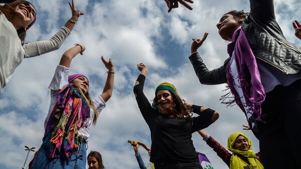 Турецкие женщины во время праздника 8 Марта - Sputnik Узбекистан