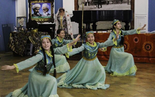В Астрахани прошел вечер памяти Алишера Навои - Sputnik Узбекистан