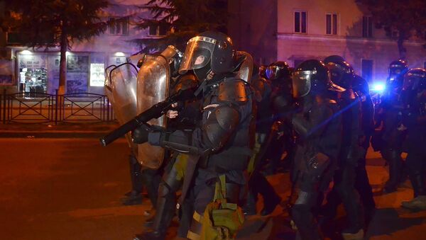 Сотрудники полицейского спецназа во время беспорядков в Батуми - Sputnik Узбекистан