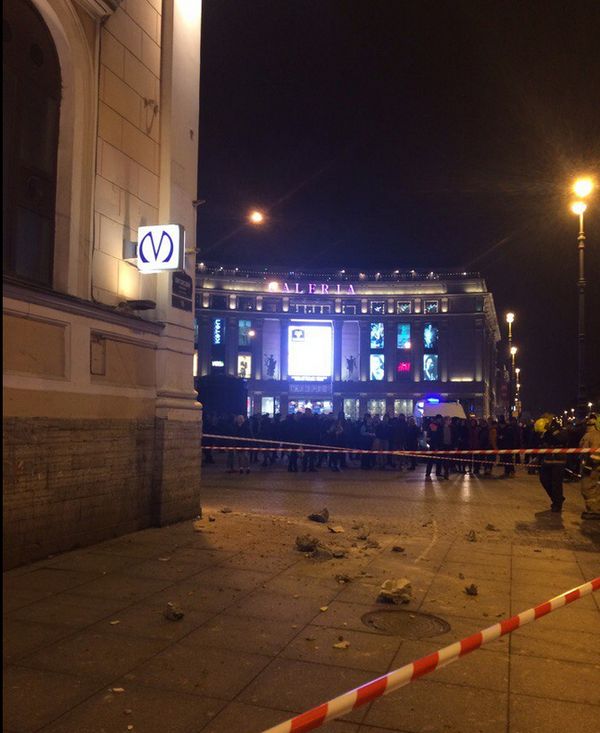 В Северной столице возле Московского вокзала обрушилась часть здания - Sputnik Узбекистан