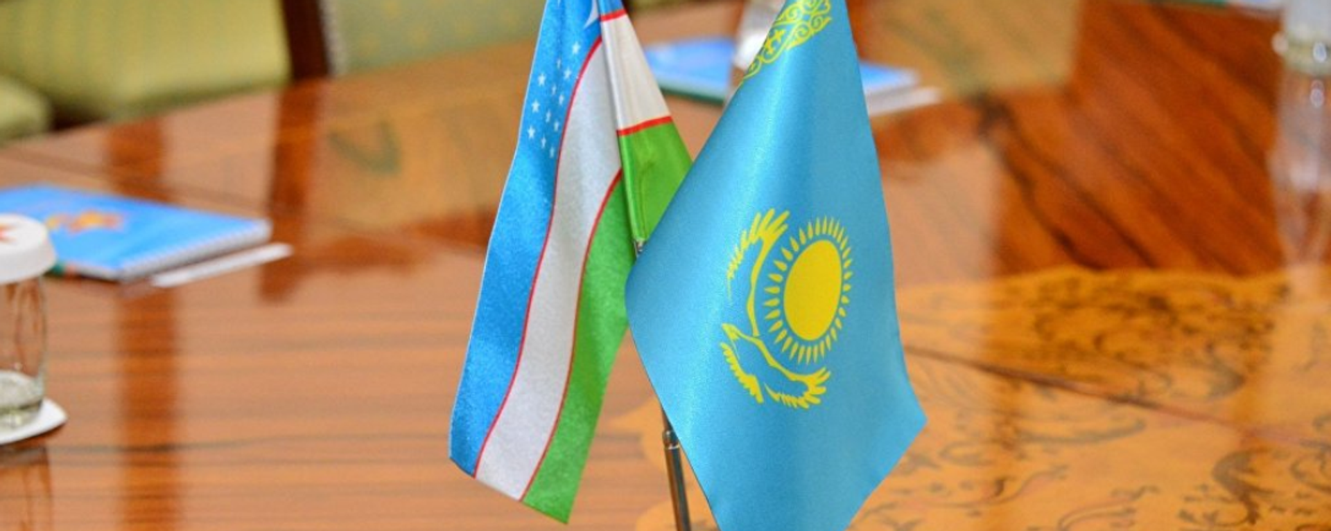 Флаги Узбекистана и Казахстана - Sputnik Ўзбекистон, 1920, 06.07.2021
