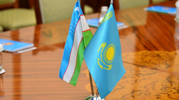 Флаги Узбекистана и Казахстана. Иллюстративное фото - Sputnik Узбекистан