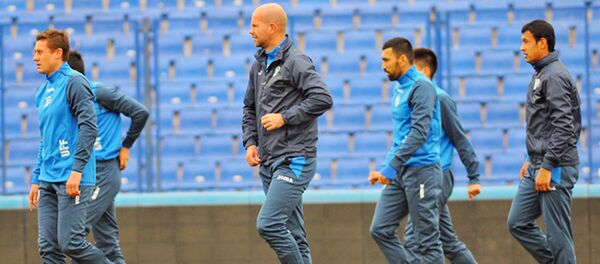 Сборная Узбекистана по футболу во время тренировки - Sputnik Ўзбекистон