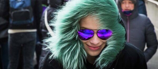 A model protects herself from cold wind as she leaves a presentation of the Victoria Beckham Fall/Winter 2015 collection during New York Fashion Week - Sputnik Узбекистан