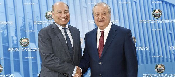 Министр иностранных дел РУз Абдулазиз Камилов и президент Европейского банка реконструкции и развития Суму Чакрабарти Министр иностранных дел РУз Абдулазиз Камилов и президент Европейского банка реконструкции и развития Суму Чакрабарти - Sputnik Узбекистан
