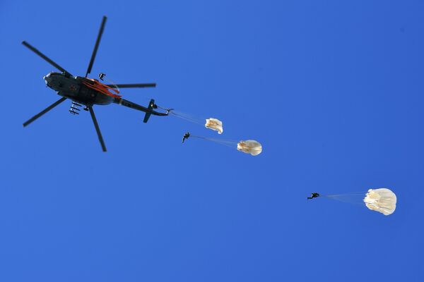 Бойцы спецаназа Витязь прыгают с парашютами - Sputnik Узбекистан
