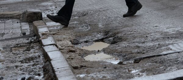 Ямы и рытвины на разбитом дорожном покрытии Ямы и рытвины на разбитом дорожном покрытии - Sputnik Узбекистан