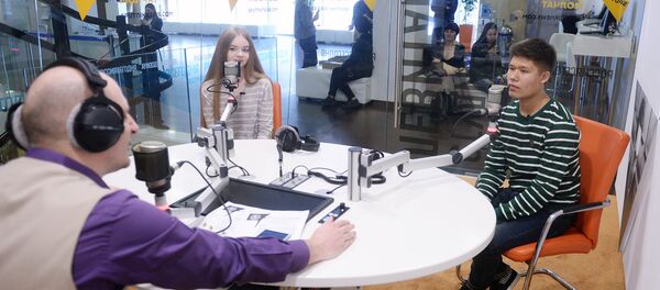 Анастасия Кравченя из Беларуси и Владислав Лоскутов из Казахстана в студии радио Sputnik - Sputnik Узбекистан