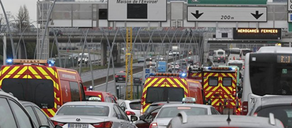 Машины экстренных служб у аэропорта Орли в Париже - Sputnik Узбекистан