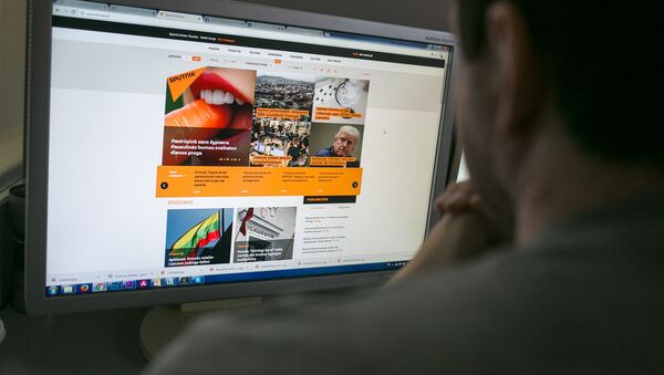 Пользователь читает новости на портале Sputnik Литва - Sputnik Ўзбекистон