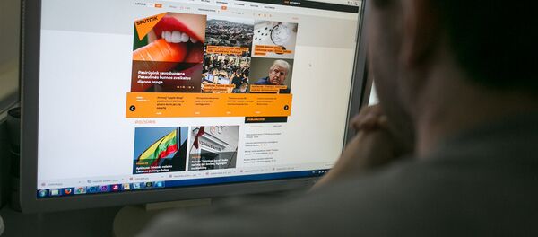 Пользователь читает новости на портале Sputnik Литва Пользователь читает новости на портале Sputnik Литва - Sputnik Ўзбекистон