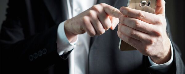 Мобильный телефон в руке - Sputnik Ўзбекистон