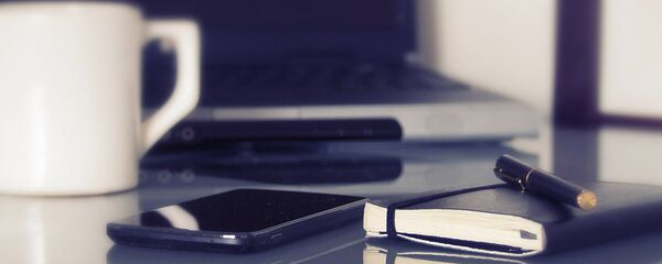 Блокнот с ручкой на столе - Sputnik Узбекистан