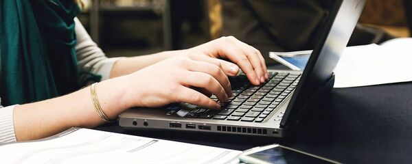 Компьютер олдидаги бола Компьютер олдидаги бола - Sputnik Ўзбекистон