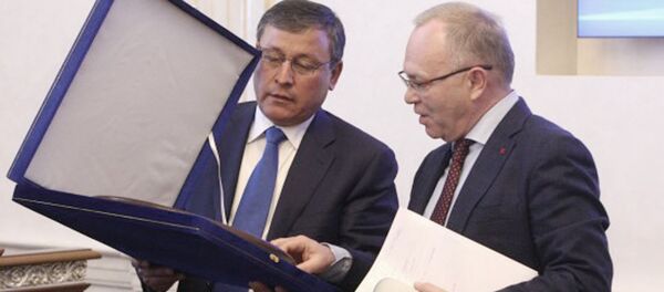 Xokim Andijanskoy oblasti Shuxratbek Abduraxmonov (sleva) - Sputnik O‘zbekiston