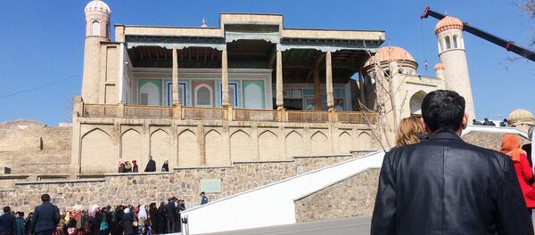 Очередь к могиле Ислама Каримова Очередь к могиле Ислама Каримова - Sputnik Узбекистан