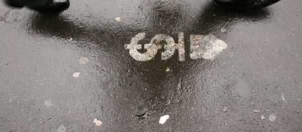 Pered vxodom v punkt obmena valyuti - Sputnik O‘zbekiston