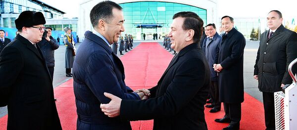 В Астану с государственным визитом прибыл Президент Республики Узбекистан Ш.Мирзиеев В Астану с государственным визитом прибыл Президент Республики Узбекистан Ш.Мирзиеев - Sputnik Ўзбекистон