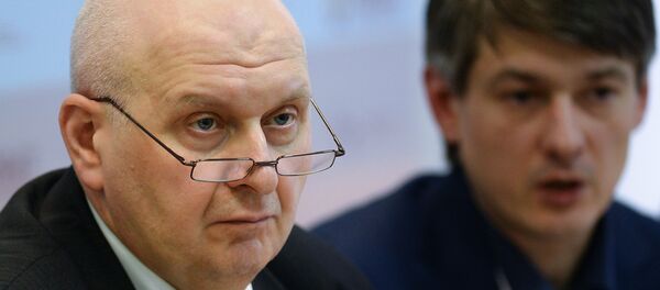 Директор Центра исследований федерального и региональных рынков алкоголя ЦИФРРА Вадим Дробиз (слева) - Sputnik Узбекистан