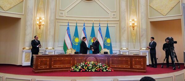 Президент Республики Узбекистан Шавкат Мирзиёев и президент республики Казахстан Нурсултан Назарбаев - Sputnik Узбекистан