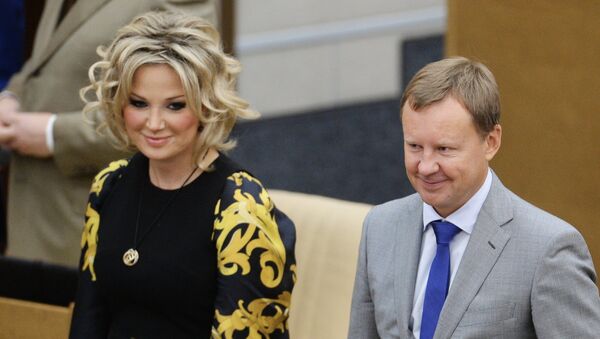 Deputatlar Mariya Maksakova va Denis Voronenkov - Sputnik O‘zbekiston