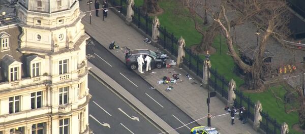 Эвакуация людей и исследование машины преступника на месте теракта в Лондоне Эвакуация людей и исследование машины преступника на месте теракта в Лондоне - Sputnik Узбекистан