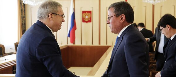 Gubernator Krasnoyarskogo kraya Viktor Tolokonskiy i xokim Andijanskoy oblasti Shuxratbek Abduraxmonov - Sputnik O‘zbekiston