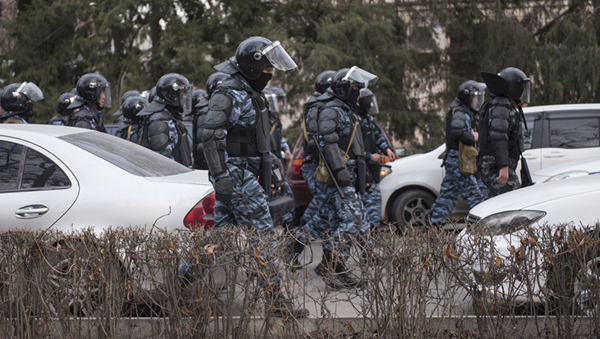 Сотрудники МВД после разгона митингующих в Бишкеке - Sputnik Узбекистан