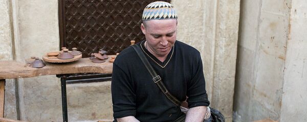 Гончар делает вазу во время праздника Навруз в туристическом комплексе Этномир - Sputnik Узбекистан