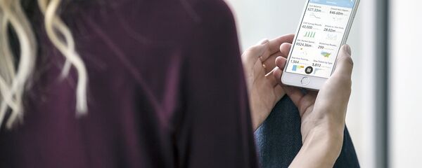 Девушка с телефоном в руке Девушка с телефоном в руке - Sputnik Узбекистан