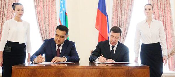 Хоким Наманганской области Узбекистана Хайрулло Бозаров и губернатор Свердловской области Евгений Куйвашев подписали протокол о намерениях по сотрудничеству Хоким Наманганской области Узбекистана Хайрулло Бозаров и губернатор Свердловской области Евгений Куйвашев подписали протокол о намерениях по сотрудничеству - Sputnik Узбекистан