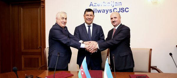 Встреча в ЗАО Азербайджанские железные дороги с делегацией, возглавляемой первым заместителем председателя Сената Олий Мажлиса Республики Узбекистан Содиком Сафоевым Встреча в ЗАО Азербайджанские железные дороги с делегацией, возглавляемой первым заместителем председателя Сената Олий Мажлиса Республики Узбекистан Содиком Сафоевым - Sputnik Ўзбекистон