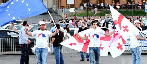 Жители Тбилиси с национальными флагами и флагами ЕС - Sputnik Узбекистан