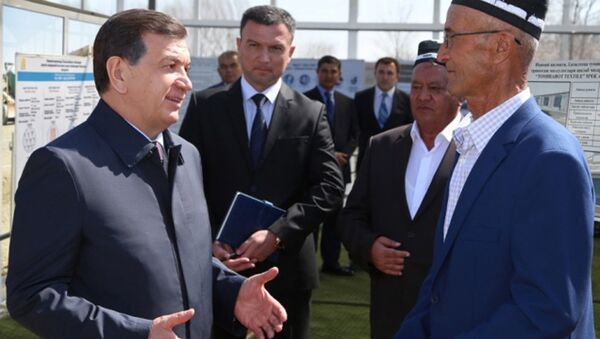 Президент Узбекистана Шавкат Мирзиёев посетил махаллю Тошработ в Кызылтепинском районе - Sputnik Узбекистан