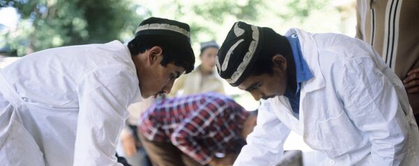 Проверка шелковичных коконов Проверка шелковичных коконов - Sputnik Ўзбекистон