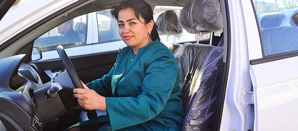 Buxoro shahri va tumanlaridagi hokim o‘rinbosarlariga yangi avtomashinalar topshirildi - Sputnik O‘zbekiston