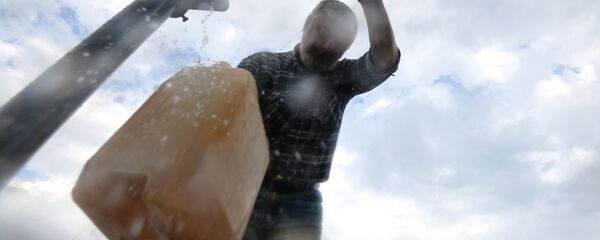 Сув тўлдираётган эркак Сув тўлдираётган эркак - Sputnik Ўзбекистон